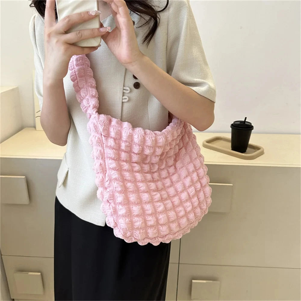 Crossbody soma ar kroku dizainu izšūtiem pledu plecu maisa paduses maisiņiem. Vienkārši lielas ietilpības vatētas somas sievietēm