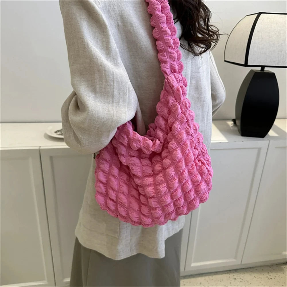Crossbody soma ar kroku dizainu izšūtiem pledu plecu maisa paduses maisiņiem. Vienkārši lielas ietilpības vatētas somas sievietēm